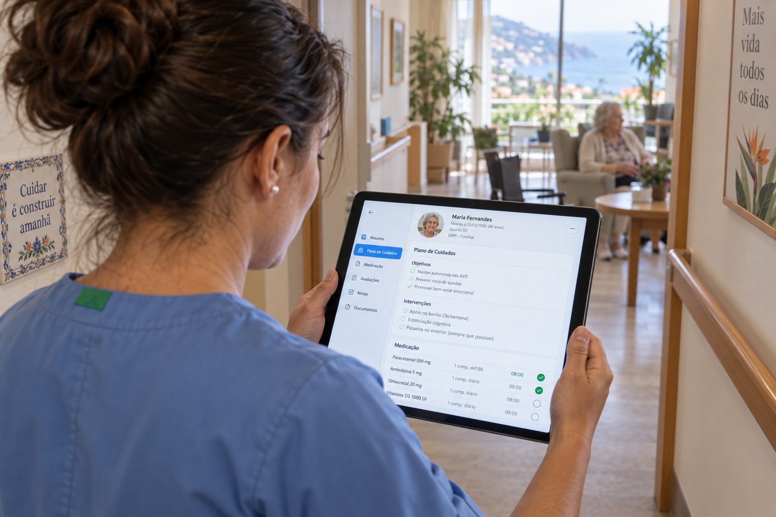 Enfermeira num lar da Madeira a consultar o plano individual de cuidados de um residente num tablet